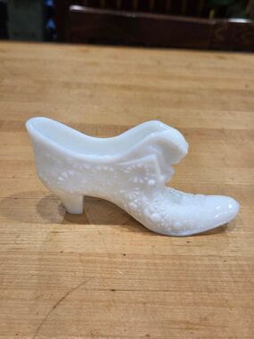 Vintage Fenton White Milk Glass Daisy and Button Slipper Shoe Cat Head Figurine